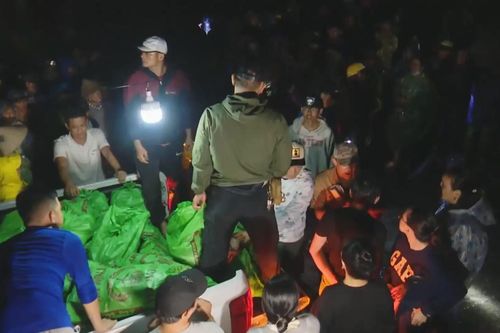 Những chuyến hàng xuyên đêm về vùng lũ