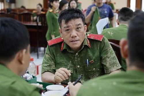 Học viên Đại học CSND lấm lem bùn đất, tranh thủ bữa trưa để tiếp tục giúp nhân dân vùng lũ