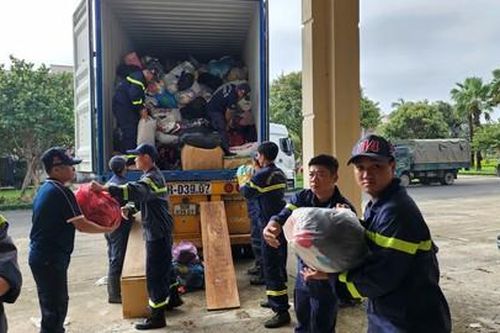 Công an TPHCM san sẻ yêu thương, vận chuyển 55 tấn hàng cứu trợ đến với người dân vùng lũ
