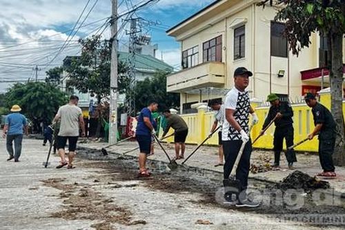 Đội hình CSGT Công an TPHCM dọn dẹp sạch sẽ bệnh viện, khu dân cư tại Gia Lai