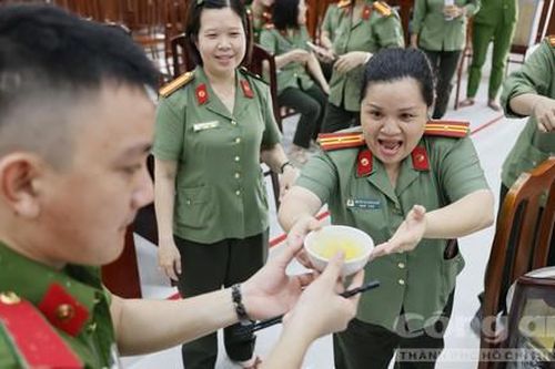 Chuyện về những chị nuôi giữ lửa hậu phương cho lực lượng tuyến đầu khắc phục hậu quả mưa lũ