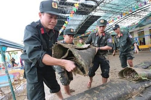 Cảnh sát cơ động Công an TPHCM dọn rác bãi biển, trường học, tặng quà người dân Khánh Hòa