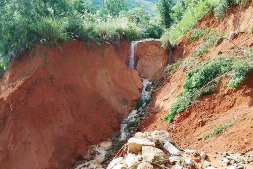 Cận cảnh đường đứt gãy tạo hố sâu 35m, cả thôn ở Quảng Ngãi bị chia cắt