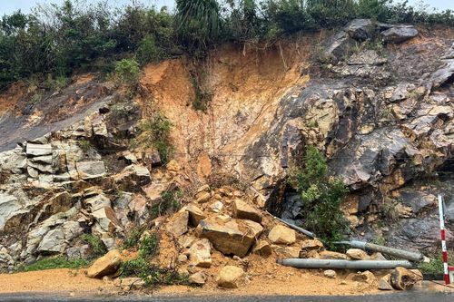 Đất đá lổn nhổn trên tuyến đường biển đẹp nhất nối Gia Lai - Đắk Lắk