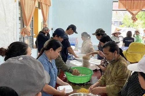 Mang bếp lửa vào 'tâm lũ', trao những hộp cơm nóng đến bà con vùng ngập