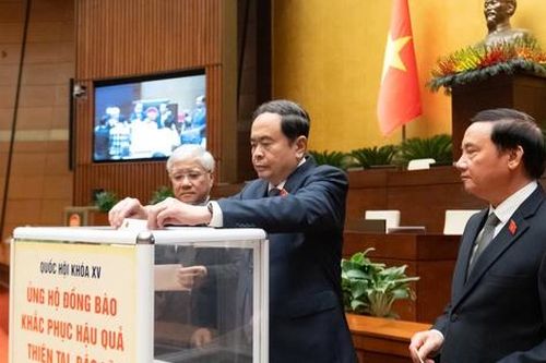 Quốc hội tưởng niệm người tử vong do thiên tai, lũ lụt và quyên góp ủng hộ khắc phục hậu quả thiên tai