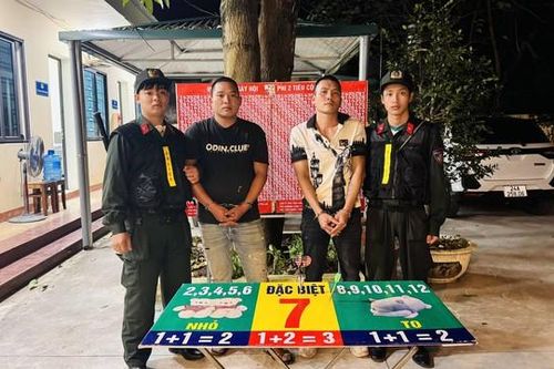 Chơi trò phi tiêu ăn tiền tại hội chợ, 2 nam thanh niên bị bắt vì hành vi đánh bạc