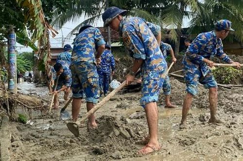 Bộ đội Hải quân dọn bùn đất, hỗ trợ người dân tái thiết đời sống