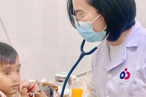 Bé trai người Lào hồi phục kỳ diệu sau một tuần điều trị hội chứng thận hư tại Nghệ An