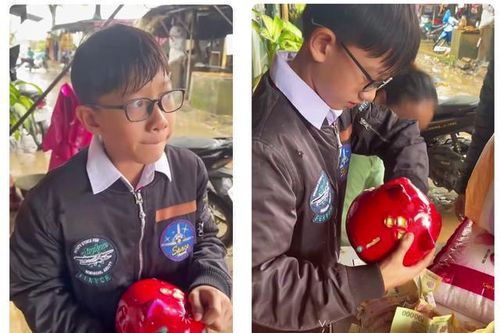 Xúc động hình ảnh cậu bé bẽn lẽn ôm heo đất đến ủng hộ bà con vùng lũ