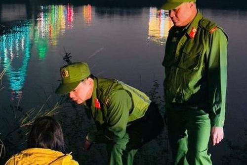 Hà Nội: Giải cứu một phụ nữ có ý định tự tử ở cầu Nhật Tân