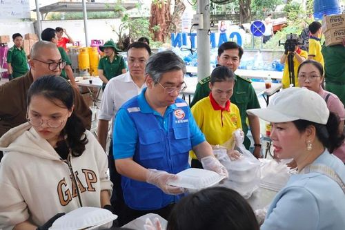 TP Hồ Chí Minh: Luôn ở bên hỗ trợ người dân vùng lũ