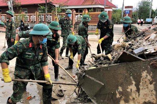 Gia Lai: Bộ đội giúp dân vệ sinh môi trường sau lũ