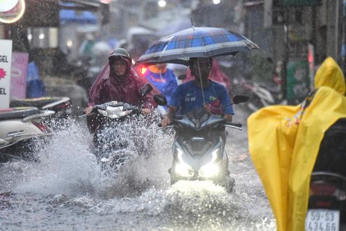 Cuối năm bão vẫn còn nhiều, có bất thường không?