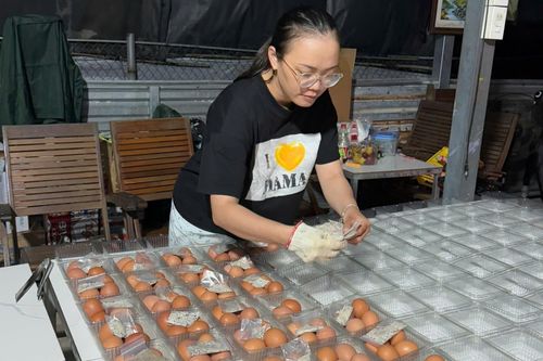 Dậy từ 2h sáng, luộc 25.000 quả trứng gửi bà con vùng lũ