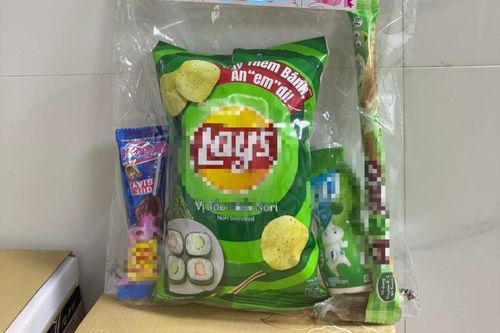 Con được tặng bánh kẹo mừng sinh nhật, mẹ đăng MXH chê bai