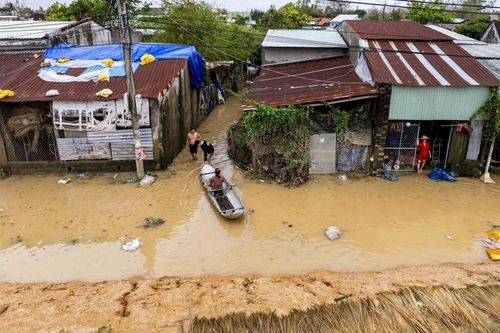 Người dân Quy Nhơn bần thần dọn lũ: 'Mọi thứ vẫn tan hoang lắm'