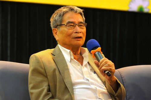 Biên kịch 'Đồng tiền xương máu' bán sách ủng hộ đồng bào chịu lũ lụt