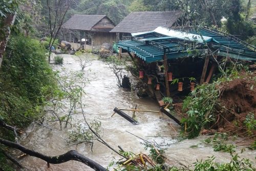Tạm dừng đón khách đến thác nổi tiếng Măng Đen