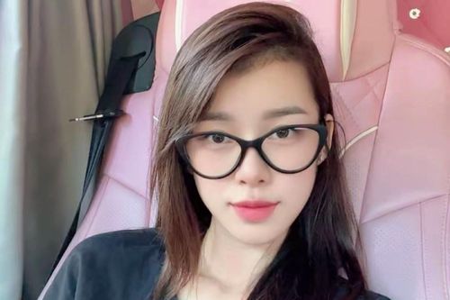 Mẹ đơn thân lái xe tải chở 45 tấn hàng xuyên đêm vào vùng lũ Đắk Lắk