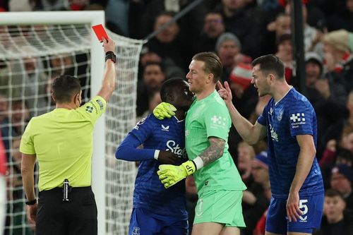 Sao Everton trả giá đắt sau trận thắng MU