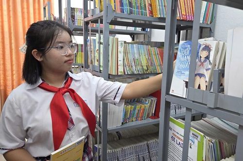 Cô học trò với niềm đam mê đọc sách
