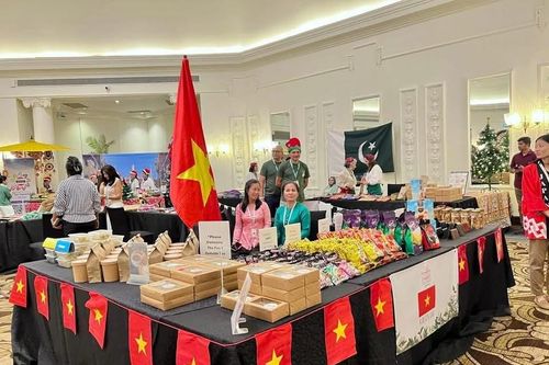 Gian hàng Việt Nam thu hút sự quan tâm tại Hội chợ Từ thiện Quốc tế 2025 tại Colombo
