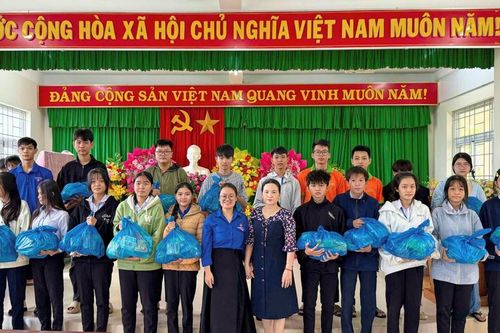 Gom yêu thương gửi về đồng bào vùng lũ miền Trung-Tây Nguyên