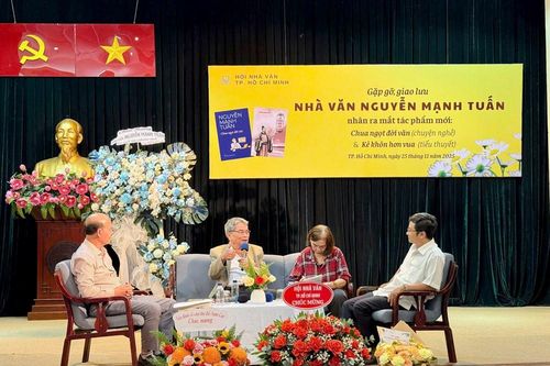 Nhà văn Nguyễn Mạnh Tuấn bán sách ủng hộ đồng bào vùng lũ
