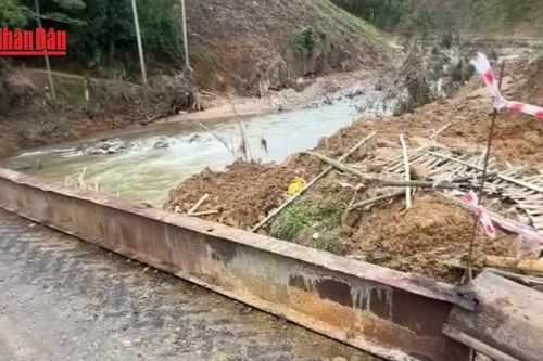 Người dân xã Sơn Hà, Quảng Ngãi vui mừng khi có cầu thép kiên cố sau lũ