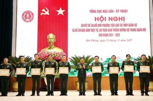 Sơ kết hai Đề án: 'Đổi mới phương tiện vận tải thủy quân sự' và 'Bảo đảm trật tự an toàn giao thông đường bộ trong quân đội'