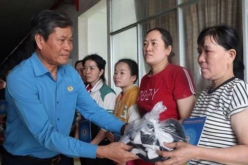Tổ chức công đoàn 'tiếp sức' cho đoàn viên, người lao động bị ảnh hưởng bởi lũ lụt