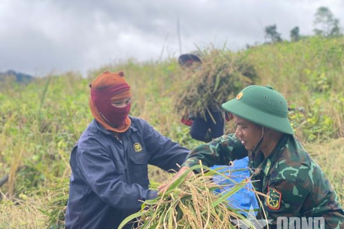 Đồn Biên phòng La Êê hỗ trợ người dân ổn định cuộc sống sau mưa lũ