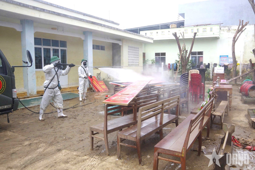 Lữ đoàn Phòng hóa 88 phun khử khuẩn, tiêu tẩy sau lũ tại Đắk Lắk