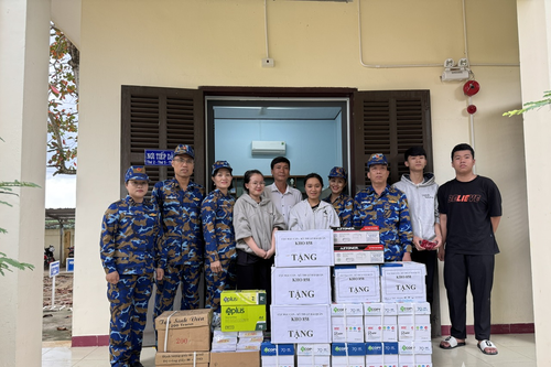 Kho 858 Hải quân tặng quà Trường THPT Nguyễn Thái Học