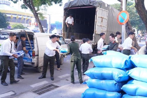 Hàng hóa, nhu yếu phẩm từ Bộ Công an đến với người dân vùng lũ