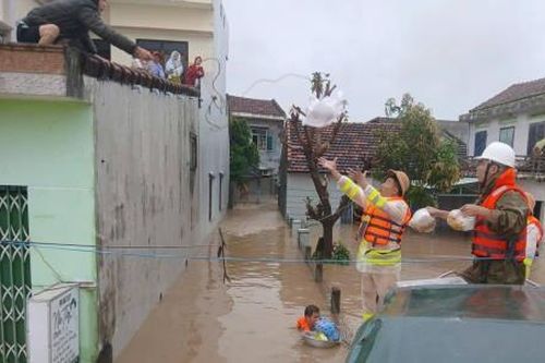 Tổ công tác Cảnh sát giao thông Đà Nẵng tích cực hỗ trợ nhân dân vùng lũ tỉnh Đắk Lắk