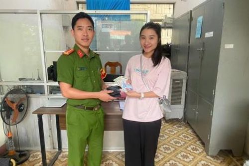 Công an xã Bà Nà trao trả tài sản cho người đánh rơi