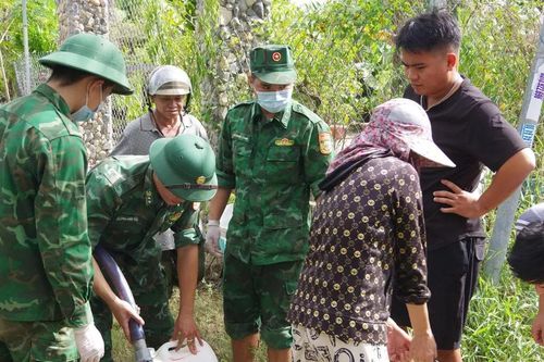 Khánh Hòa: Bộ đội tiếp tế nước sạch cho người dân vùng mưa lũ