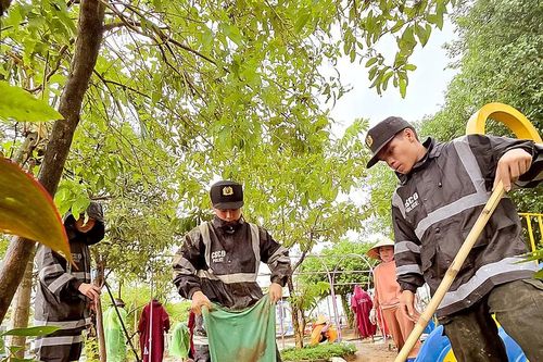 Chung tay đưa cuộc sống đồng bào vùng lũ trở lại bình thường