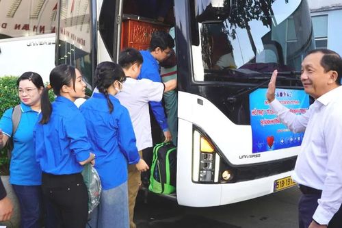 Hơn 100 y, bác sĩ tại TPHCM lên đường đến vùng lũ Đắk Lắk
