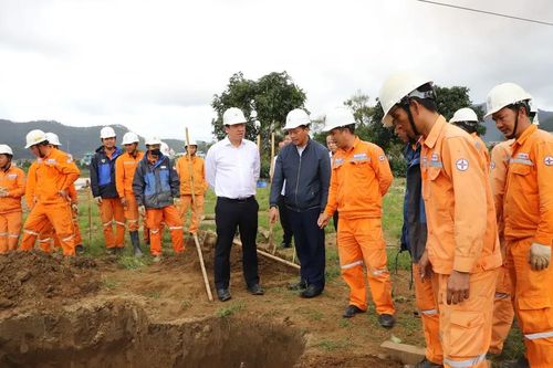 Điện lực Lâm Đồng nỗ lực khôi phục hệ thống điện sau lũ