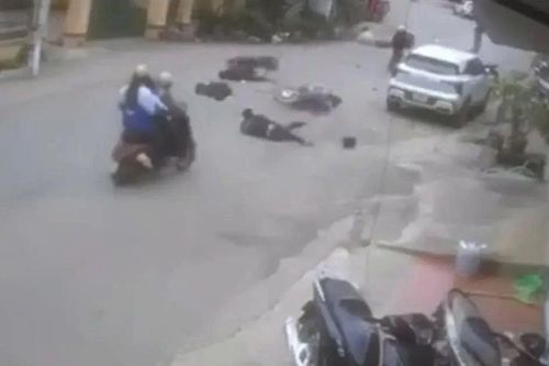 Nhóm học sinh đi dàn hàng ngang, bị xe ngược chiều đâm văng
