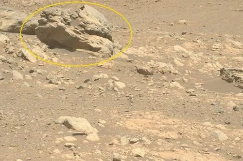 Xe tự hành của NASA phát hiện tảng đá 'lạ' trên sao Hỏa