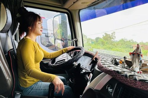 Nữ tài xế lái xe tải chở hàng cứu trợ miễn phí cho miền Trung
