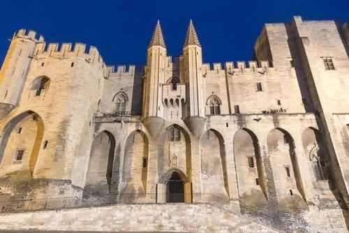 Chiêm ngưỡng cung điện Gothic lớn nhất châu Âu, nơi ở của 7 đời Giáo hoàng