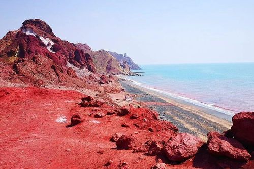 Hòn đảo có bãi biển màu đỏ rực sau mưa đặc biệt thế nào?