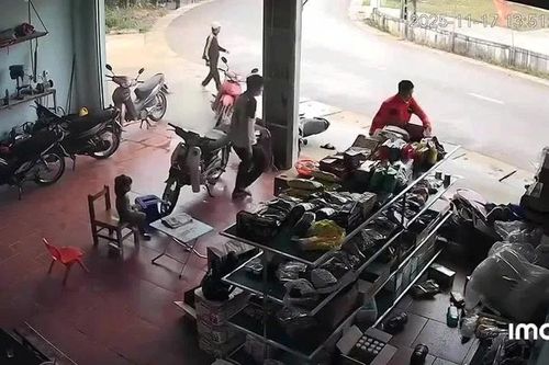 Ôm cua mất lái, xe máy đâm gục người đàn ông đứng trước tiệm sửa xe