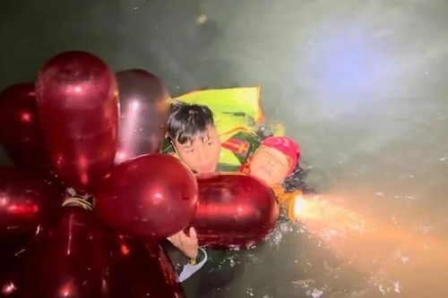 Cứu sống hai ngư dân mắc kẹt giữa dòng nước xiết trong đêm ở Quảng Ninh