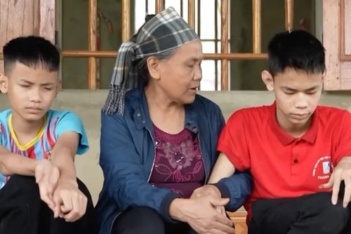 Hai anh em tìm ánh sáng từ nơi bóng tối
